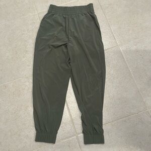 Vuori Villa Jogger in army green size small
